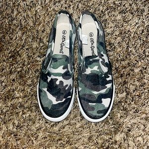 These are Camouflage Comfy Slip-ons they are flat bottomed with a lil curve